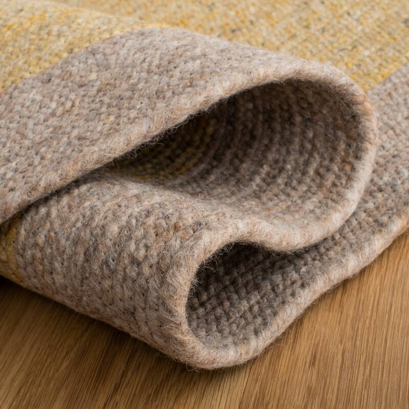 SAFAVIEH, Handmade Braided Sirlei Wool Rug