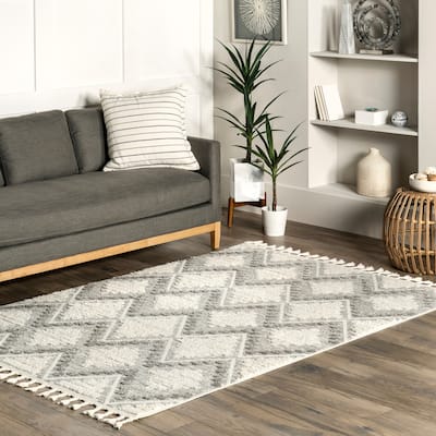 Nuloom Anais Diamond High/Low Tassel Area Rug