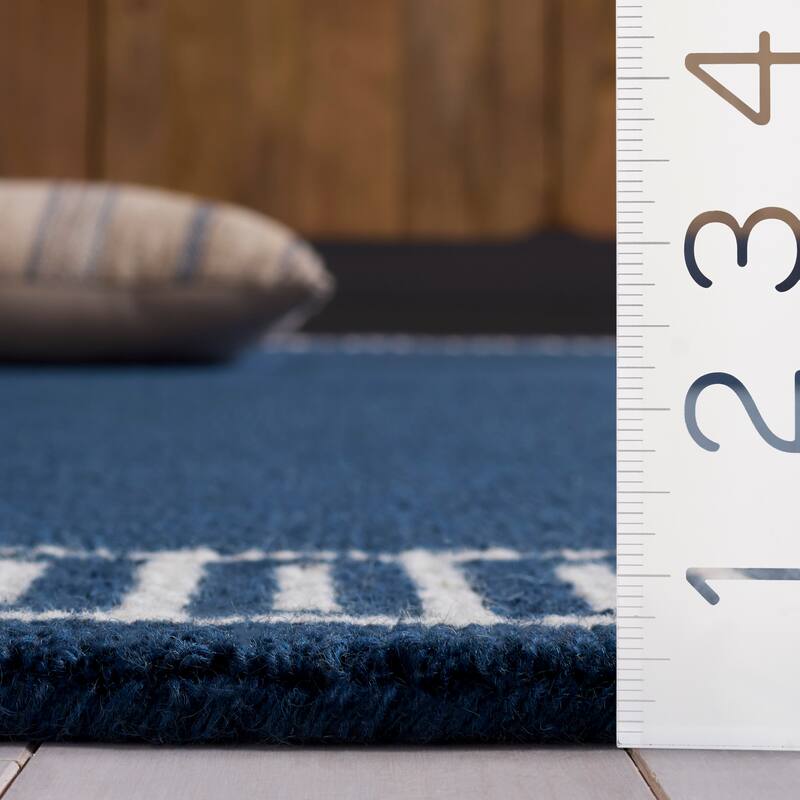 SAFAVIEH Handmade Metro Aneta Wool Rug