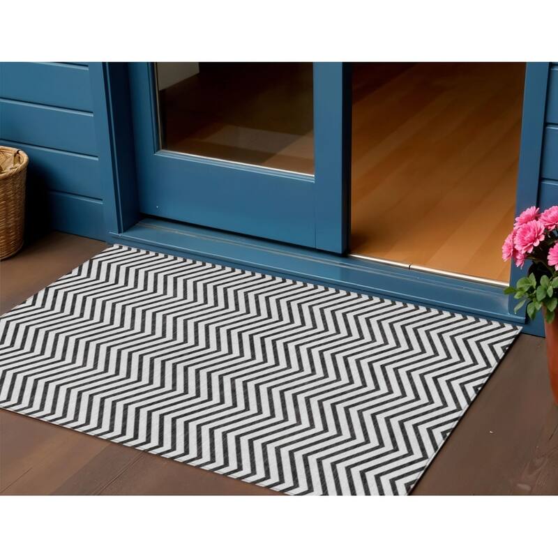HomeRoots Chevron Transitional Rectangle Outdoor Rug - 3' x 5'