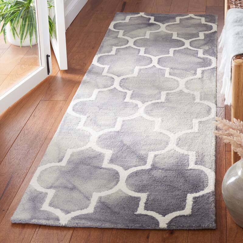 SAFAVIEH Dip Dye Anasthasie Hand-tufted Wool Geometric Area Rug - 2'3" x 6' Runner - Grey/Ivory