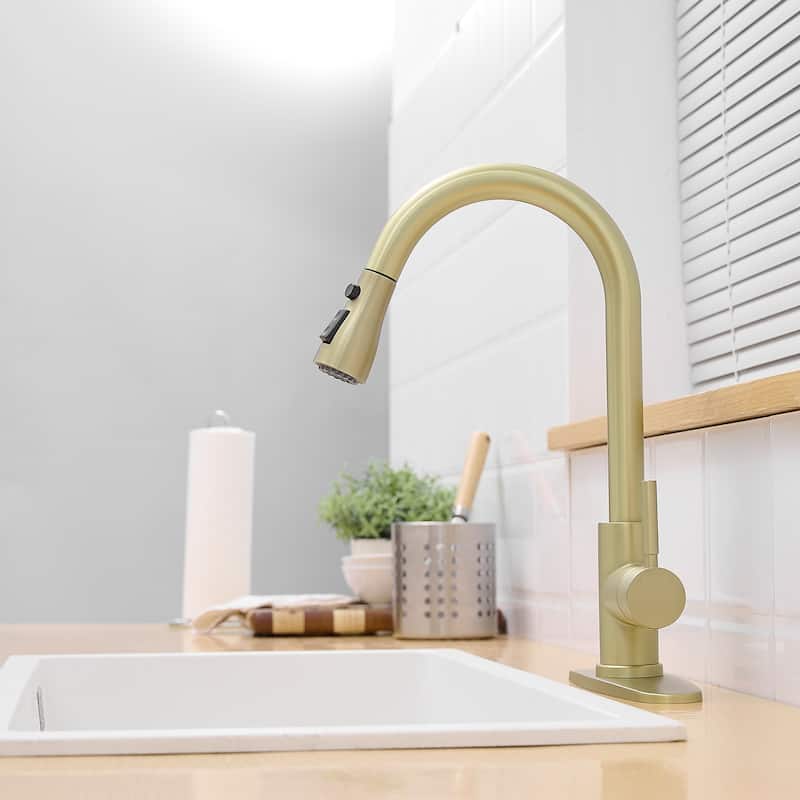 Single-Handle Pull Down Sprayer Kitchen Faucet in Gold