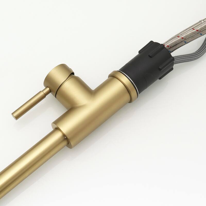 Single-Handle Pull Down Sprayer Kitchen Faucet in Gold
