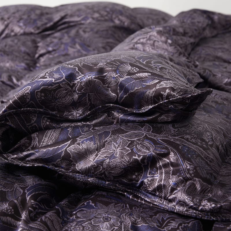 All Season luxurious Silk Covered 93% White Goose Down Comforter