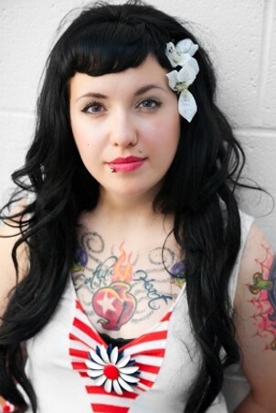 Rockabilly girl wearing a pretty daisy brooch