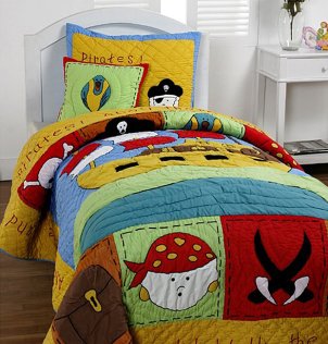 Adorable pirate bedding in a little boys bedroom