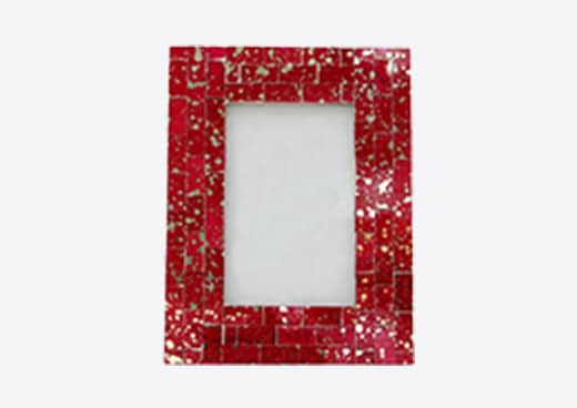 A red picture frame, a great gift to give for Valentine's Day