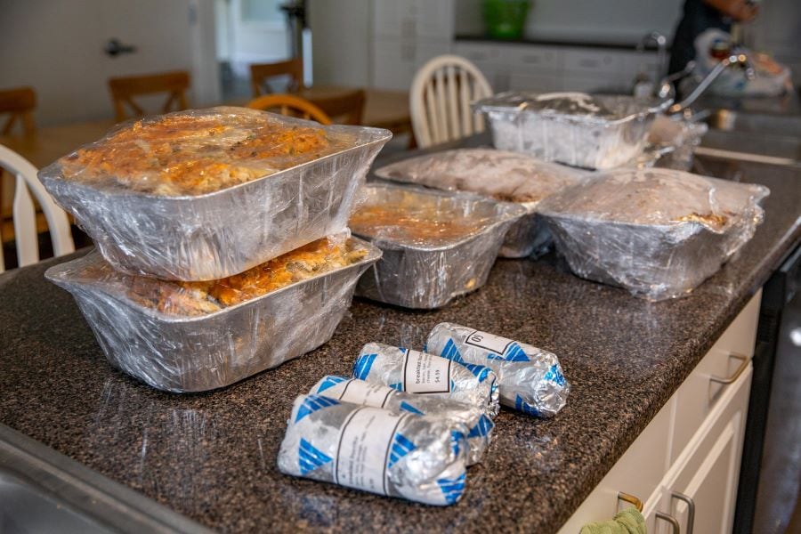 Takeout food containers
