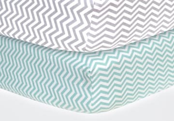 Two sheets with the same zigzag pattern in different colors